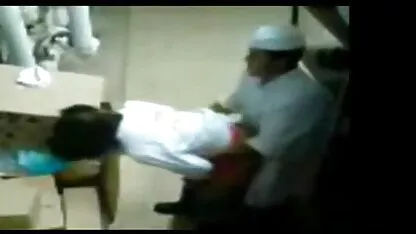 गोल-मटोल देसी पत्नी बड़े उल्लू के साथ गधा में गड़बड़ हो रही इंग्लिश की सेक्सी मूवी है